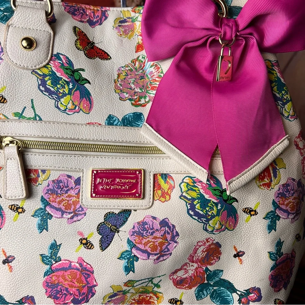 Betsey Johnson Large Colorful Floral Women's Bag with Pink Bow 🎀 charm - Picture 3 of 15